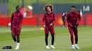 Pemain Manchester United, Kobbie Mainoo, Hannibal Mejbri dan Marcus Rashford tertawa bersama saat sesi latihan di Carrington Training Complex, Senin (23/10/2023). (AP/Nick Potts)