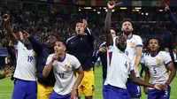 Pemain timnas Prancis melakukan selebrasi usai memenangi laga perempat final Euro 2024 melawan Portugal di Volksparkstadion, Hamburg, Jumat 5 Juli 2024 atau Sabtu 6 Juli 2024 dini hari WIB. (FRANCK FIFE/AFP)