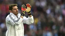 1. Iker Casillas - Casillas adalah kiper terbaik sepanjang masa Real Madrid dan Timnas Spanyol. Pemain berusia 39 tahun itu memutuskan pensiun dan sekarang kembali ke Real Madrid sebagai penasihat klub. (AFP/Miguel Riopa)