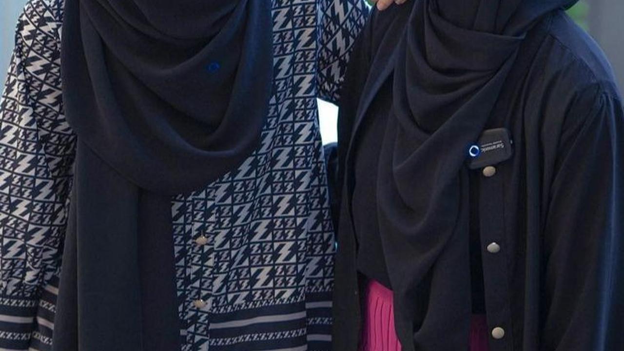 Tampil Lebih Ceria dengan Celana Warna Pink atau Merah Muda