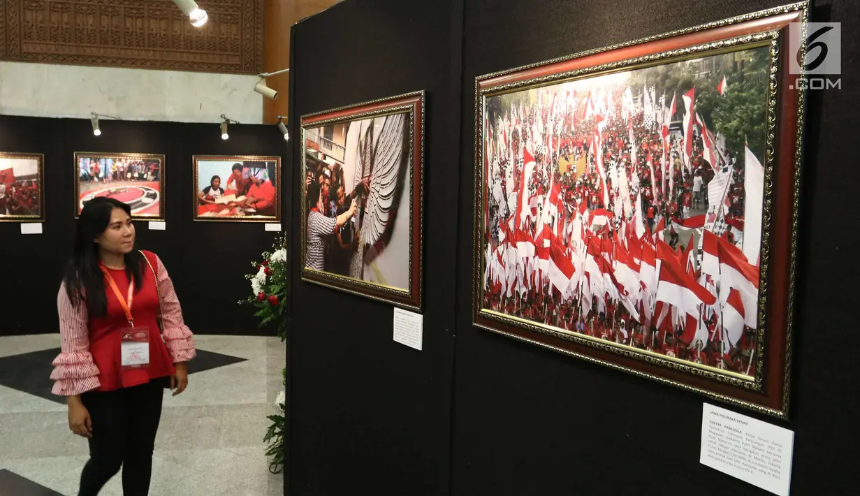 Seorang wanita melihat pameran foto sejarah PDIP di JCC, Jakarta, Rabu (10/1). Pameran foto tersebut merupakan rekam jejak perjalanan PDIP di HUT yang ke-45. (Liputan6.com/Angga Yuniar)