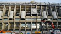 Markas Real Madrid, Santiago Bernabeu tengah direnovasi. Biaya perbaikan stadion ini diperkirakan mencapai Rp8 Triliun. Santiago Bernabeu berada di pusat kota dan dikelilingi gedung apartemen dan pertokoan (Liputan6.com/Marco Tampubolon)