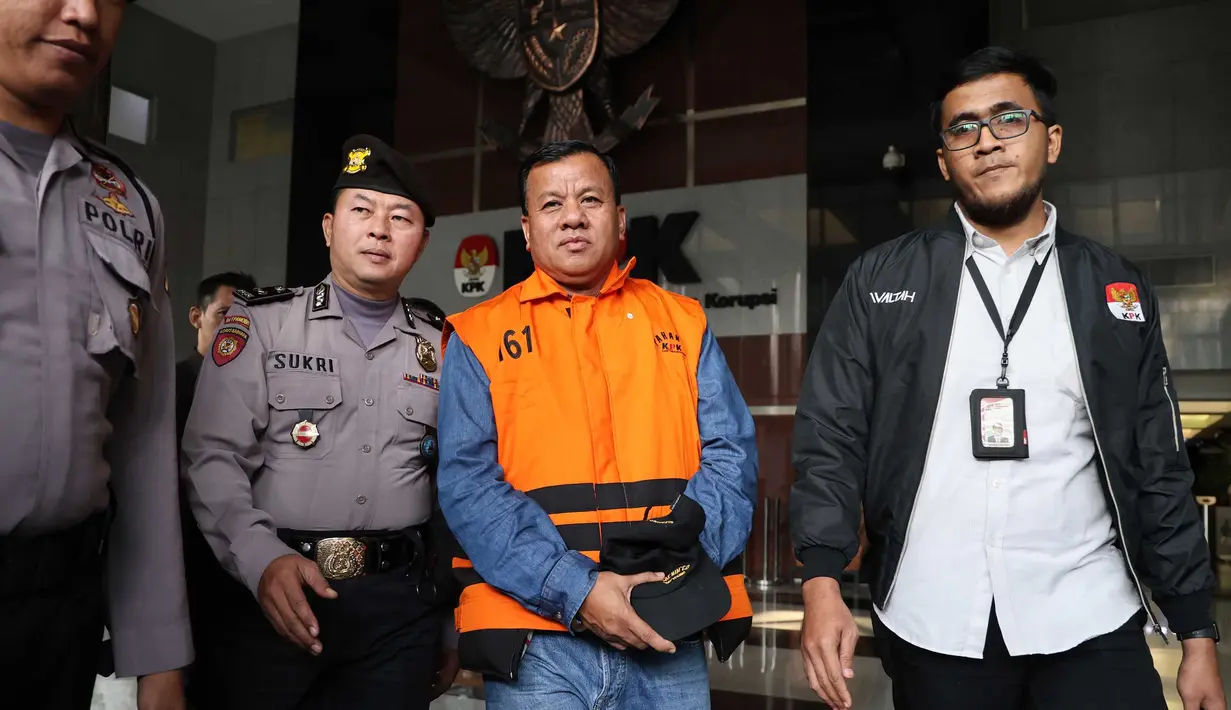 Bupati Kuantan Singingi Suhardiman Amby usai menjalani pemeriksaan di Gedung Merah Putih KPK, Jakarta, Rabu (1/7/2026). (Merdeka.com/ arie Basuki)