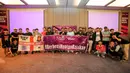 Pendukung Manchester United yang tergabung dalam United Indonesia Jakarta berfoto bersama setelah Roaring Night Liga Inggris 2023/2024 melawan Arsenal di Hotel Ibis, Tanah Abang, Jakarta, Sabtu (12/05/2024). (Bola.com/Bagaskara Lazuardi)