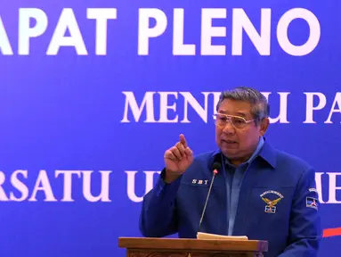 Ketua Umum Partai Demokrat Susilo Bambang Yudhoyono berpidato di depan para kader saat Rapat Pleno Partai Demokrat  di Hotel Grand Yasmin, Jabar, Jumat (28/8/2018). SBY berpesan agar para kader bersiap hadapi Pilkada Serentak. (Liputan6.com/Helmi Afandi)