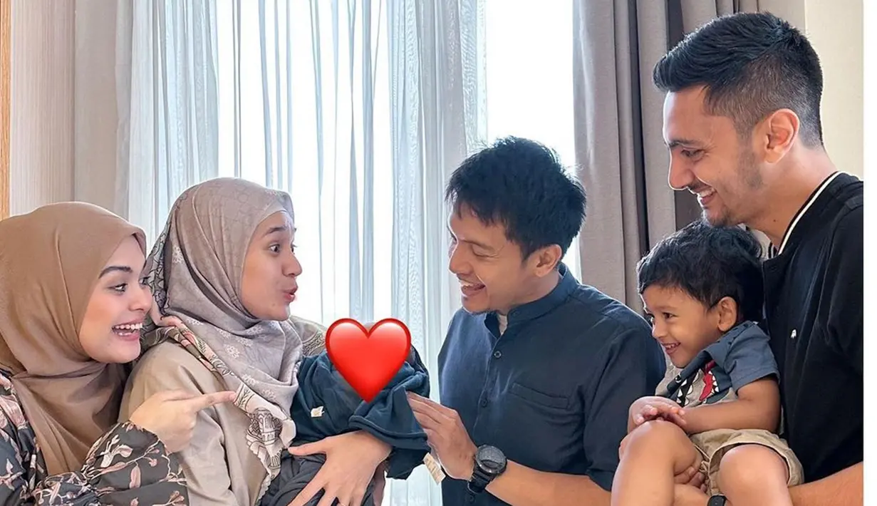 Dekat sejak masih sama-sama lajang, Dhini Aminarti tentunya sedikit banyak tahu tentang kehidupan Vebby Palwinta. Bahkan kabarnya, Dhini yang menjadi mak comblang antara Vebby Palwinta dan Razi Bawazier. Belasan tahun bersahabat, netizen berharap persahabatan dua bintang sinetron Indonesia ini langgeng hingga anak-anak mereka kelak. Adem dan penuh kebahagiaan, banyak netizen yang salut dengan dua keluarga ini. (Liputan6.com/IG/@dhiniaminarti)