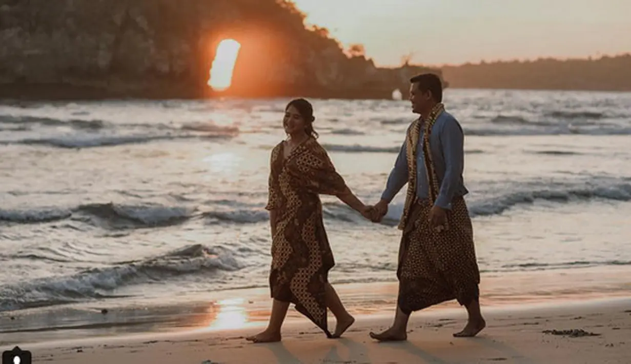 Sederet foto-foto prewedding Kahiyang dan Booby sudah tersebar luas di media sosial. Calon pasangan pengantin ini begitu tampak romantis. Berbagai spot di Indonesia menjadi lokasi sesi foto tersebut. (Instagram/ayanggkahiyang)