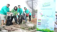 Direksi PT Asuransi Jiwa Manulife Indonesia memungut sejumlah sampah di zona Car Free Day di Jakarta.