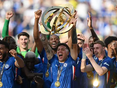 Gelandang Chelsea asal Argentina, Enzo Fernandez mengangkat trofi bersama rekan setimnya setelah berhasil meraih gelar juara Piala Dunia Antarklub 2025 di Stadion MetLife, East Rutherford, New Jersey, Amerika Serikat pada 13 Juli 2025 waktu setempat atau Senin (14/7/2025) dini hari WIB. (ANGELA WEISS/AFP)