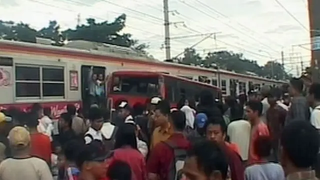 Terobos Palang Pintu, Metromini Tergencet 2 Kereta