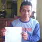 Korban penusukan Rosidi menunjukan surat pernyataan tidak menuntut pelaku dugaan penusukann terhadap dirinya. (Istimewa)