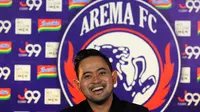 Presiden Arema FC, Gilang Widya Pramana, menyampaikan ide untuk selesaikan dualisme Arema. (Bola.com/Iwan Setiawan)