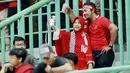 Suporter melakukan swafoto usai memberi dukungan saat Timnas Indonesia U-19 melawan Brunei Darussalam pada laga kedua Grup A Piala AFF U-19 2022 di Stadion Patriot Candrabhaga, Bekasi, Senin (4/7/2022). (Bola.com/M Iqbal Ichsan)