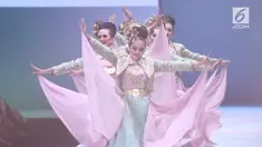 Barli Asmara menampilkan koleksi batik khas Jambi dalam show keduanya di JFW 2018.