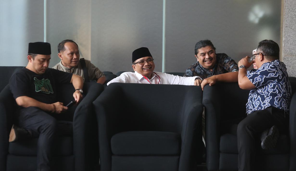 Menteri Agama Yaqut Cholil Qoumas periode 2020-2024 kembali memenuhi pemanggilan tim penyidik Komisi Pemberantasan Korupsi (KPK), Jakarta, Jumat (30/1/2026). Tampak dalam foto, tersangka kasus dugaan korupsi kuota haji, Yaqut Cholil Qoumas (tengah) menanti waktu pemeriksaan di Gedung Merah Putih Komisi Pemberantasan Korupsi (KPK), Jakarta, Jumat (30/1/2026). (merdeka.com/Arie Basuki)