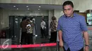 Staff Ahli komisi V DPR, Jailani usai menjalani pemeriksaan oleh penyidik KPK, Jakarta, Selasa (23/2). Jailani di periksa sebagai saksi Abdul Khoir, Direktur Utama PT Windu Tunggal Utama. (Liputan6.com/Helmi Afandi)