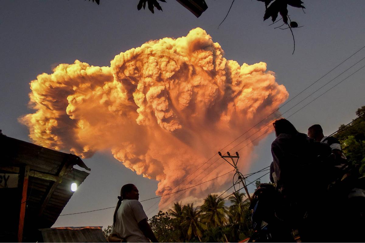FOTO: Erupsi Dahsyat Gunung Gunung Lewotobi Laki-Laki, Status Menjadi Awas