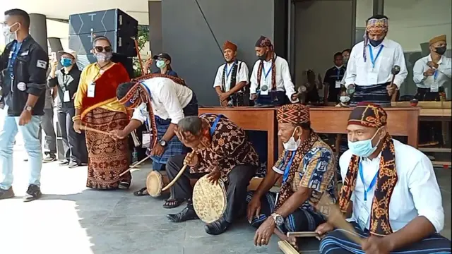 Gong Waning alat musik tradisional dari Kabupaten Sikka, yang dibawahkan saat penyambutan peserta IAWP di Destinasi Wisata Super Premium Gua Batu cermin dan mengunjungi para pelaku UMKM. (Foto Istimewah)