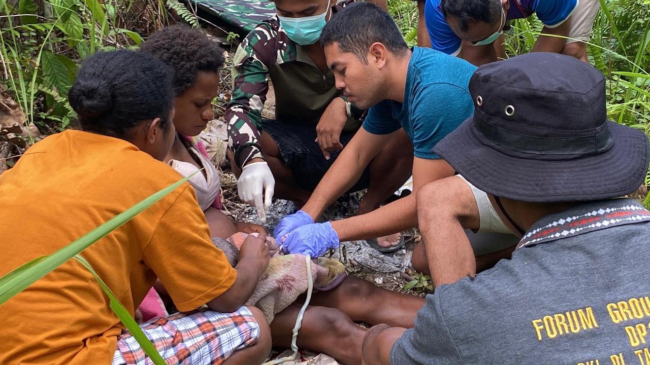 Dokter TNI Bantu Persalinan Warga di Hutan Belantara Papua