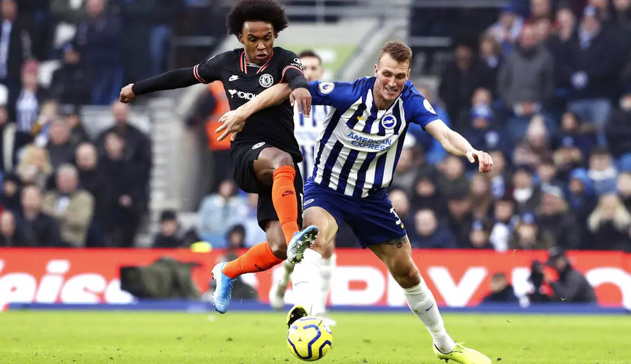 Pemain Brighton and Hove Albion, Dan Burn, berebut bola dengan gelandang Chelsea, Willian, pada laga Premier League di Stadion AMEX, Rabu (1/1/2020). Kedua tim bermain imbang 1-1. (AP/(Gareth Fuller)