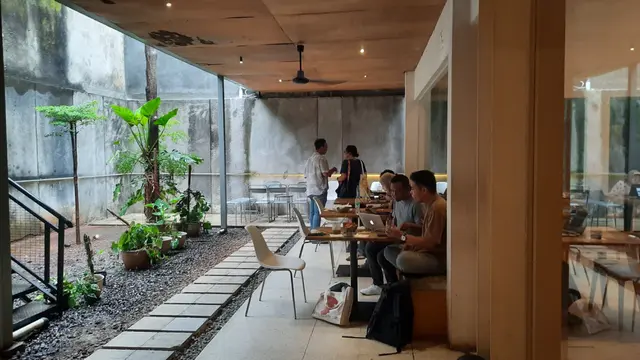 Kenalan dengan Momo, Si Kucing Manajer 'Sibuk' di Kafe Bergaya Japandi di Jaksel