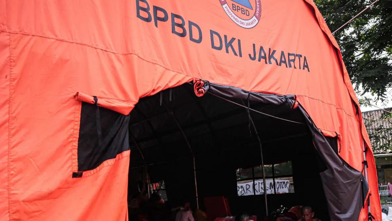 Ratusan korban kebakaran di Jalan Manggarai II, Tebet, Jakarta Selatan, masih mengungsi di samping Gedung SDN 01 Cibono, Manggarai, Jakarta, Minggu (17/12/2023).