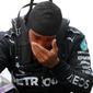 Pembalap Mercedes Lewis Hamilton menangis usai jadi juara dunia Formula 1 (F1) 2020 atau ketujuh sepanjang kariernya. (AFP/Clive Mason)