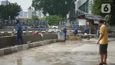Petugas menyelesaikan proyek peninggian turap Anak Sungai Ciliwung di kawasan Senen, Jakarta, Rabu (4/11/2020). Peninggian turap dilakukan sebagai langkah mengantisipasi banjir yang berasal dari luapan aliran sungai saat hujan deras. (Liputan6.com/Immanuel Antonius)