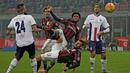 Pemain AC Milan, Luiz Adriano dan Antonio Nocerino (tengah) berebut bola dengan para pemain  Crotone pada laga Piala Italia di Stadion San Siro, Rabu (2/12/2015) dini hari WIB. AC Milan menang 3-1. (Photo/Acmilan.com)