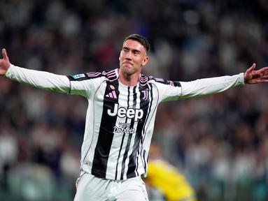 Dusan Vlahovic dari Juventus merayakan gol yang mengubah skor jadi 2-0 dalam pertandingan Serie A antara Juventus dan Udinese di Allianz Stadium, Minggu, 18 Mei 2025. (Spada/LaPresse via AP)