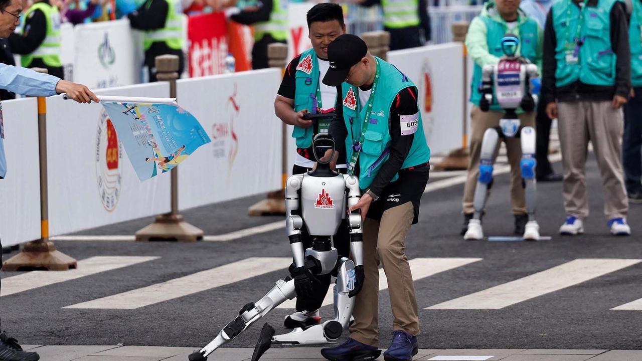 FOTO:  Pertama di Dunia! Puluhan Robot Humanoid Mengikuti Ajang Lomba Lari Setengah Marathon