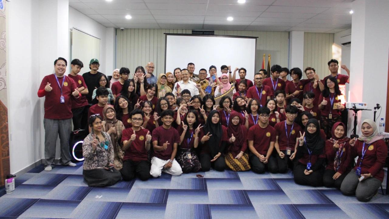 Gubernur Banten Soroti Semangat Siswa di Pagelaran Wayang Bahasa Inggris SMA Jaya Plus Montessori