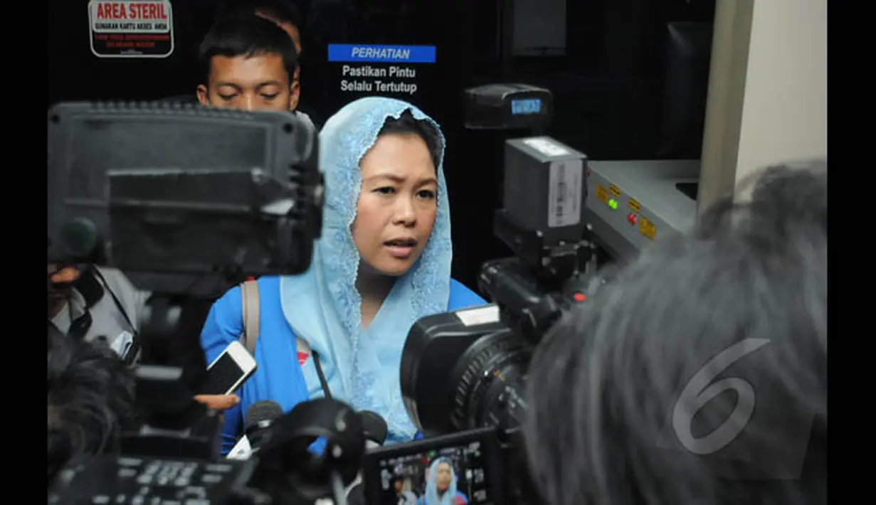 Putri mantan presiden RI keempat, Yenny Wahid mendatangi Gedung KPK, Jakarta, Sabtu (24/1/2015). (Liputan6.com/Herman Zakharia)