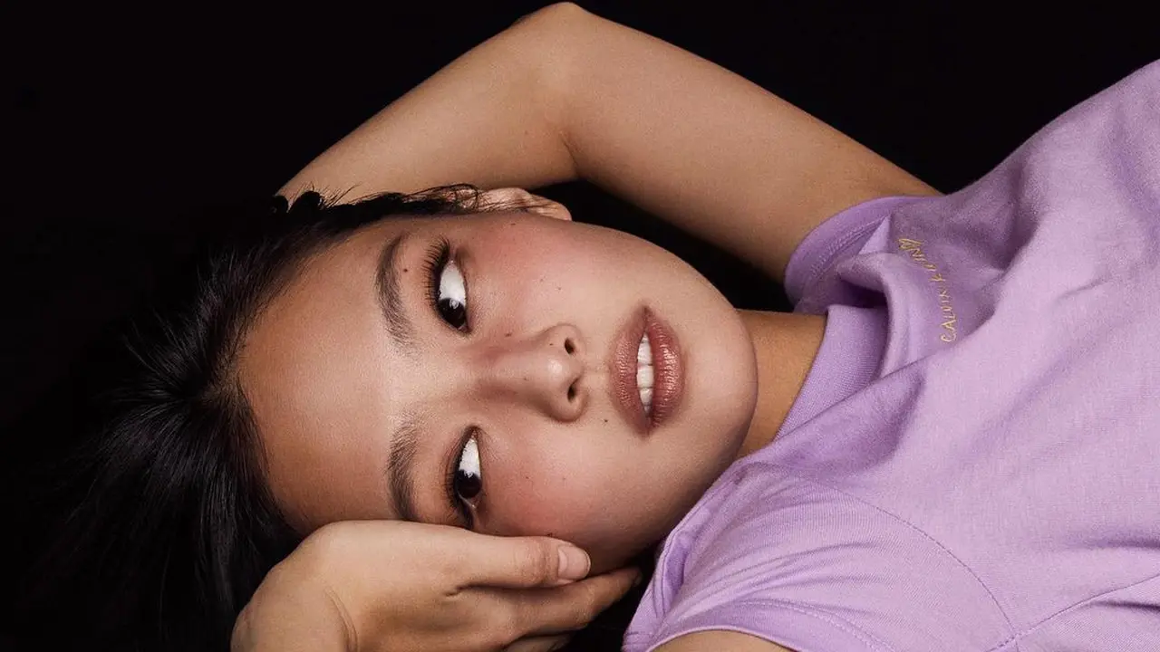 Jennie BLACKPINK Kembali Bergaya Underboob di Kampanye Terbaru Calvin Klein