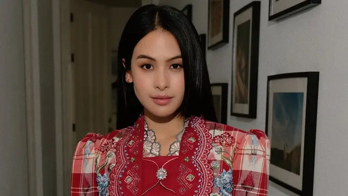 Tampilan Edgy Maudy Ayunda Saat Kenakan Kebaya dengan Gaya Teknik Layering