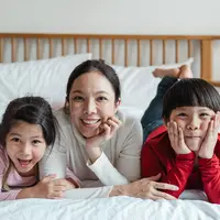 ilustrasi ibu dan anak/Photo by Ketut Subiyanto from Pexels