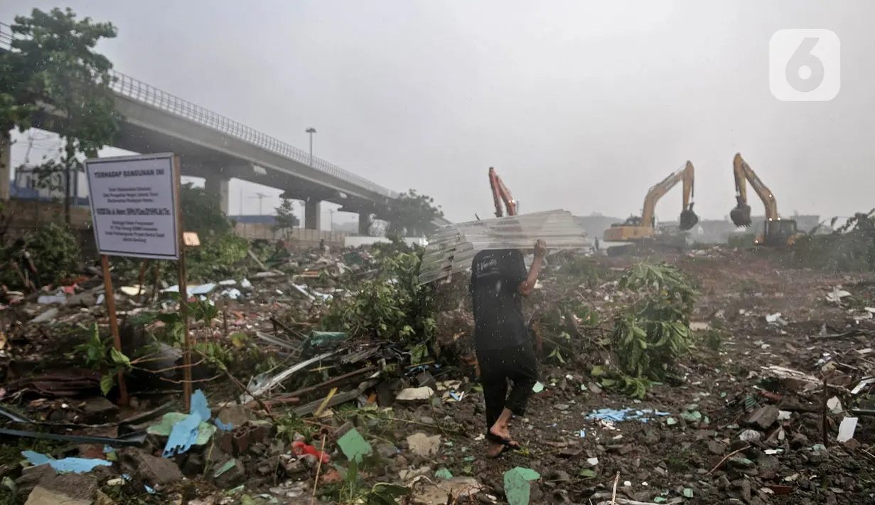Warga terdampak berjalan melintasi reruntuhan rumah pascapenggusuran permukiman di Cipinang Melayu, Jakarta, Selasa (21/7/2020). Sebanyak 24 rumah di RT 009/014 Kelurahan Cipinang Melayu itu digusur untuk lahan proyek pembangunan kereta cepat Jakarta-Bandung. (merdeka.com/Iqbal Nugroho)