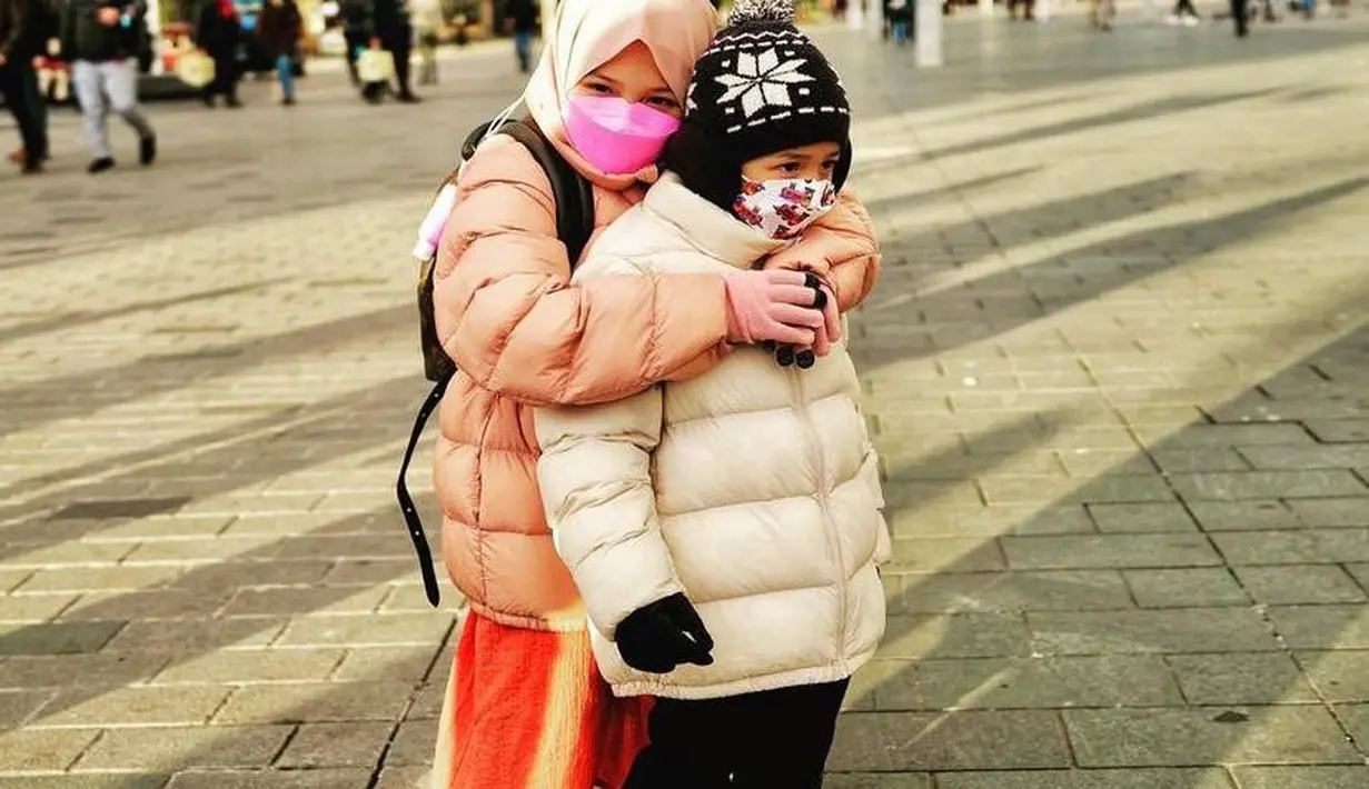 Selama di Turki, Arsy Hermansyah memukau warganet dengan gayanya yang berbalut hijab. (Instagram/queenarsy).