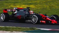 Mobil baru Haas untuk F1 2017, VF-17. (Bola.com/Twitter/HaasF1Team)
