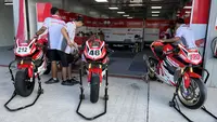 Sebagai salah satu tim andalan di Asia Road Racing Championship (AARC) 2023, Astra Honda Racing Team (AHRT) yang diperkuat para pembalap muda bertalenta, tentu selalu menginginkan hasil terbaik bagi para pembalapnya. Peran mekanik tentu menjadi krusial dalam membuat settingan motor ideal dalam setiap balapan. Seperti pada hari kedua AARC 2023 di Sirkuit Mandalika, Sabtu (12/8/2023) para mekanik di paddock Astra Honda Racing Team tampak sibuk mempersiapkan setelan terbaik untuk motor para pembalapnya. (Bola.com/Iqri Widya)