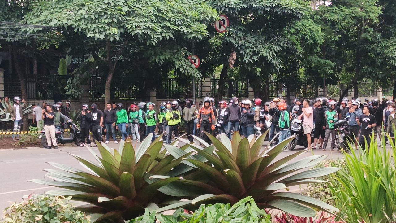 Ricuh Lagi di DPRD Jabar, Massa Seret dan Bakar Motor, Polisi-TNI Dikerahkan