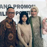 Yang terbaru artis cantik Arzetti Bilbina. Model senior itu baru saja menyelesaikan pendidikan S3. Artis yang juga Anggota DPR RI ini baru saja dinyatakan lulus dalam Sidang Ujian Terbuka (Public Exam) Promosi Doktor Ilmu Politik, Universitas Nasional (UNAS), Jakarta. Menurut Arzeti, proses menempuh gelar Doktor, tidak mudah, banyak hambatan yang dilalui. Memutuskan mengambil S3 tahun 2019 dan selesai Januari 2023. Arzetti lulus S3 saat usia 48 tahun. [Kapanlagi.com/Dadan Eka Permana]