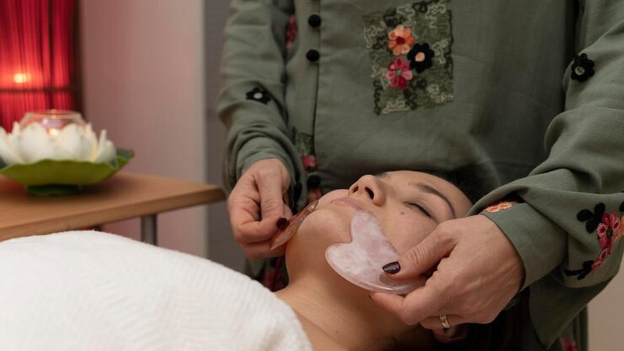 pijat wajah dengan gua sha