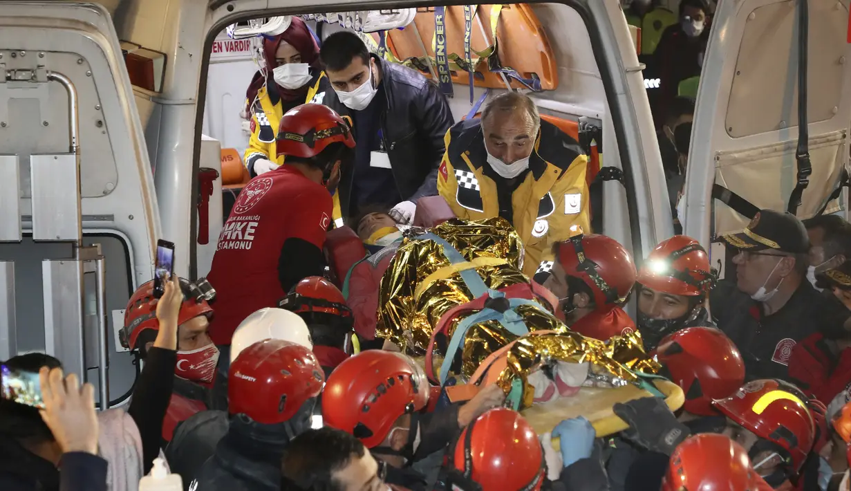 Tim penyelamatan membawa Idil Sirin, 14, masuk ke ambulans setelah diselamatkan dari reruntuhan bangunan di Izmir, Turki, Senin (2/11/2020). Idil Sirin berada di bawah reruntuhan selama 58 jam, tiga hari setelah gempa dahsyat melanda pantai Aegean Turki dan di utara Pulau Samos, Yunani. (IHA via AP)