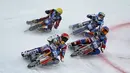 Sejumlah pembalap bersaing ditikungan es di Kejuaraan Dunia FIM Ice Speedway Gladiator di Arena Medeo, Almaty, Kazakhstan (2/2). Sirkuit yang diselimuti es membuat kejuaraan ini menjadi unik dan seru untuk disaksikan. (REUTERS/Shamil Zhumatov)