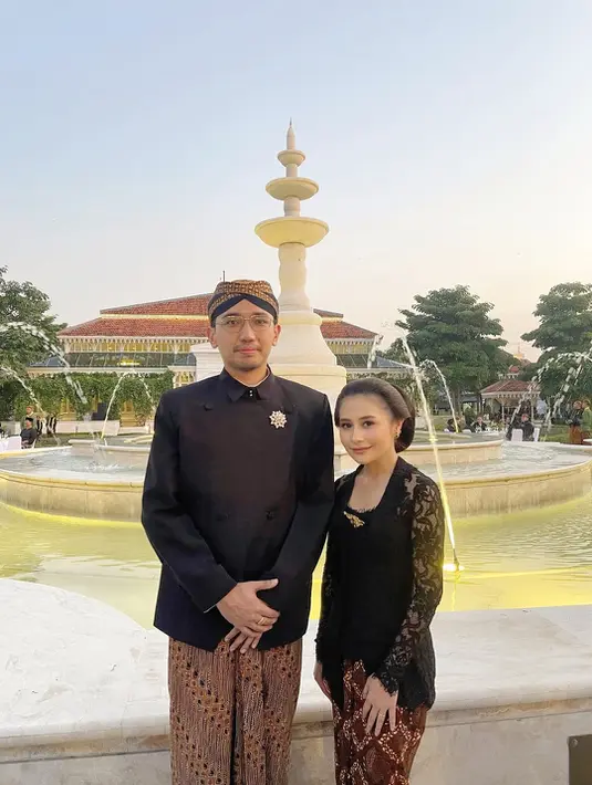 Tampilan sanggul tekuk bikin Prilly Latuconsina tampil seutuhnya sebagai perempuan Jawa [@prillylatuconsina96]