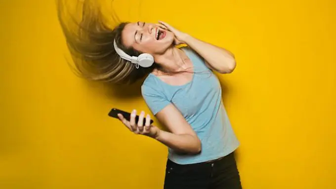 Mendengarkan musik/copyright pexels.com