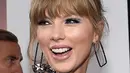 Penyanyi Taylor Swift menghadiri ajang American Music Awards 2018 di Microsoft Theater, Los Angeles, Selasa (9/10). Taylor Swift menata rambutnya dengan up-do simple yang memperlihatkan anting dari Ofira Jewels. (Kevork Djansezian/Getty Images/AFP)