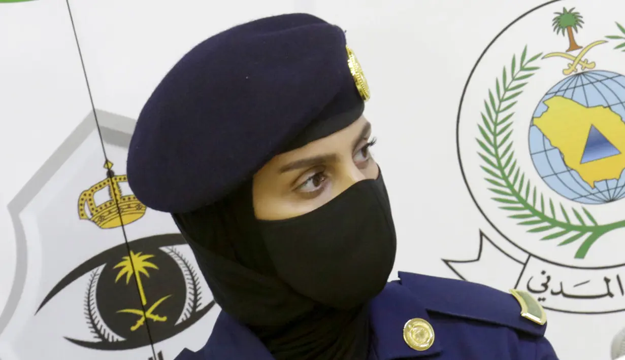 Polisi wanita Arab Saudi Abeer Abdullah berdiri waspada selama konferensi pers kepala pasukan keamanan haji di Mekah, Arab Saudi, Selasa (13/72021). (AP Photo/Amr Nabil)