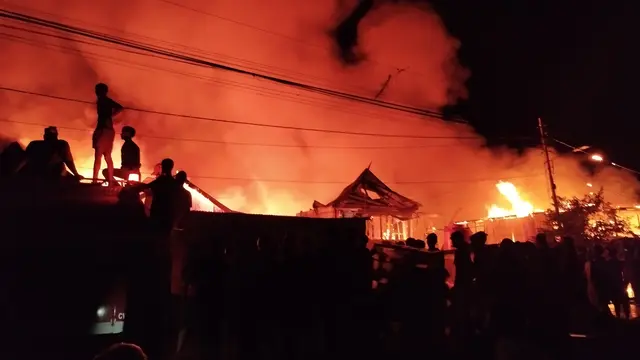 Kebakaran Hebat Pemukiman Padat Penduduk di Makassar
